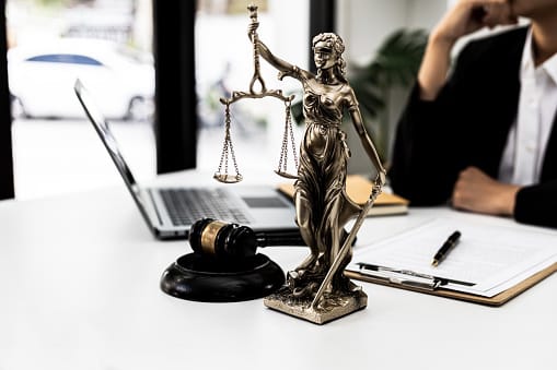 Balanza de la justicia y martillo sobre escritorio